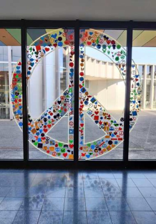 Gestaltung des Peace-Zeichens am Haupteingang des ASG